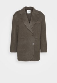 Blazer en laine vert olive foncé avec revers crantés, deux boutons et deux poches fendues à l'avant, présenté sur fond uni.
