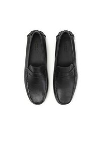 Mocasines de cuero negro con acabado texturizado, cuello acolchado suave y detalles cosidos, con puntera redondeada y suela plana.
