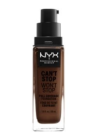 NYX Can't Stop Won't Stop foundation in een heldere glazen fles met een zwarte pomp. De vloeistof is donkerbruin met een matte finish en is duidelijk gelabeld.