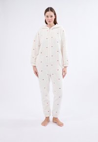 Monos de felpa blanca con capucha, con pequeños patrones de zorro rojo, cierre de cremallera y mangas y tobillos ajustados. Textura suave y acogedora.