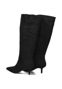 Zwarte suede kniehoge laarzen met een puntige neus en een slanke hak. Glad van textuur, eenvoudig ontwerp, geen zichtbare patronen of hardware.