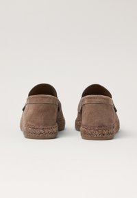 Brune ruskind slip-ons med en afrundet bag, flettet jute sål og små sidelister. Glat tekstur, letvægtsdesign.