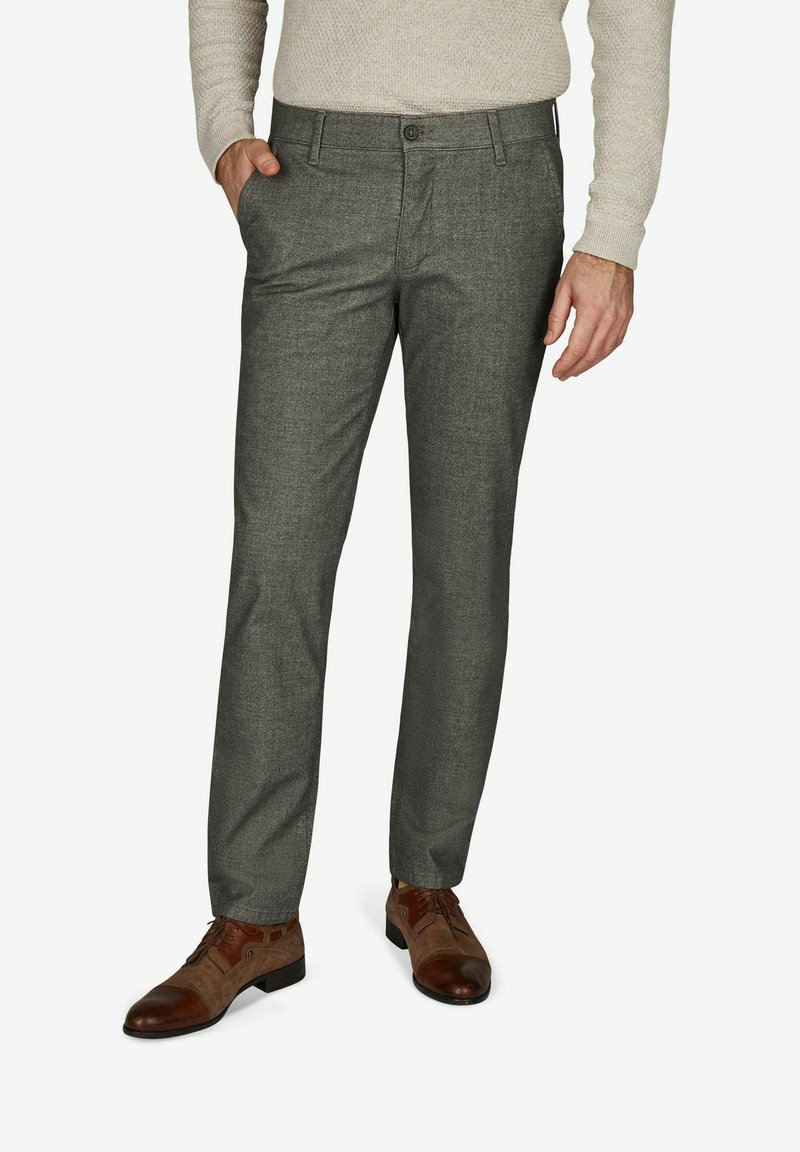 Graue maßgeschneiderte Hosen aus einem strukturierten Stoff, mit einem schmalen Schnitt, Fronttaschen und einem Knopfverschluss. Braune Schuhe runden das Outfit ab.