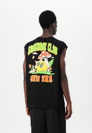 Zwarte mouwloze t-shirt met een kleurrafische afbeelding van een zon en paddenstoel, met de tekst "SUNSHINE CLUB" en "NEW ERA" prominent weergegeven.