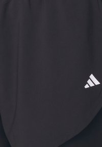 Černé sportovní šortky z lehké látky s bílým logem adidas na spodní levé straně a volným střihem pro pohodlí.
