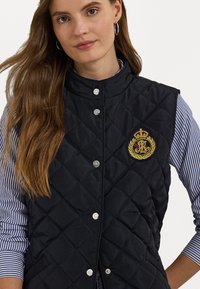 Lauren Ralph Lauren CREST PATCH QUILTED MOCKNECK VEST - Väst - dark navy
