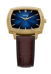 Montre en ton or avec un boîtier carré, lunette texturée, cadran en dégradé de bleu, index horaires dorés et bracelet en cuir marron avec motif crocodile.