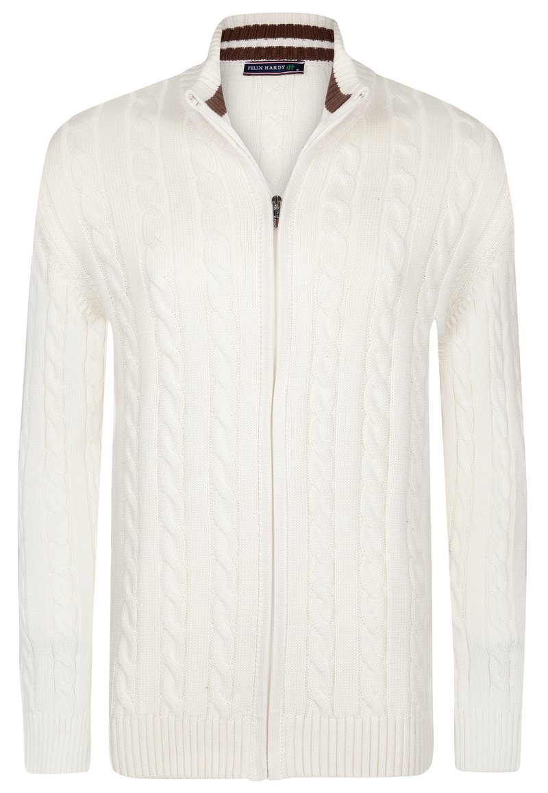 Suéter blanco de punto trenzado con cuello alto y cremallera, presenta un dobladillo y puños acanalados. Textura suave con un acento marrón en el cuello.