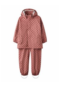 Combinaison de pluie rose imperméable avec de petits motifs en forme de cœur, comprenant une capuche, des poignets élastiques et un fermoir à pressions sur la veste et le pantalon.