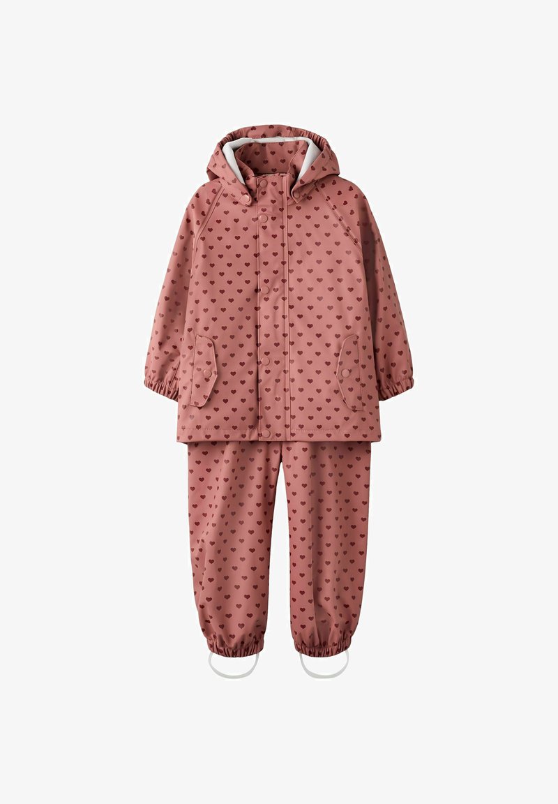 Roza vodoodporna dežna obleka z majhnimi srčkastimi vzorci, ki vključuje kapuco, elastične manšete in pritrditev s sponkami na jakni ter hlačah.