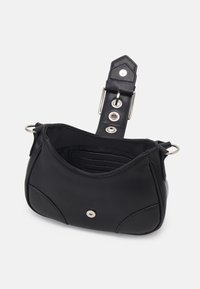 Sac à main en cuir noir avec boucle en argent et fermeture à pression, ouvert pour montrer les emplacements pour cartes à l'intérieur, sur fond blanc uni.
