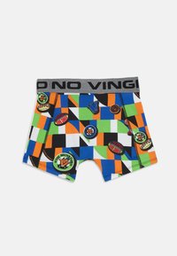 Boxer da ragazzi colorati con un design a patchwork grafico in blu, verde, arancione e nero, arricchiti da vari patch ricamati e una cintura grigia.