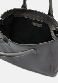 Graue Lederhandtasche mit glatter Oberfläche, offenem Oberteil und Innenfach. Verfügt über stabile Griffe und ein minimalistisches Design.