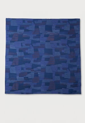 Tissu bleu avec un motif géométrique abstrait de rectangles irréguliers remplis de rayures horizontales et verticales dans différentes nuances de bleu et de rouge foncé.