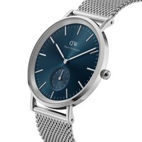 Orologio da polso slim in argento con quadrante blu, indicatori delle ore in argento, sottodial per i secondi e bracciale in rete metallica.