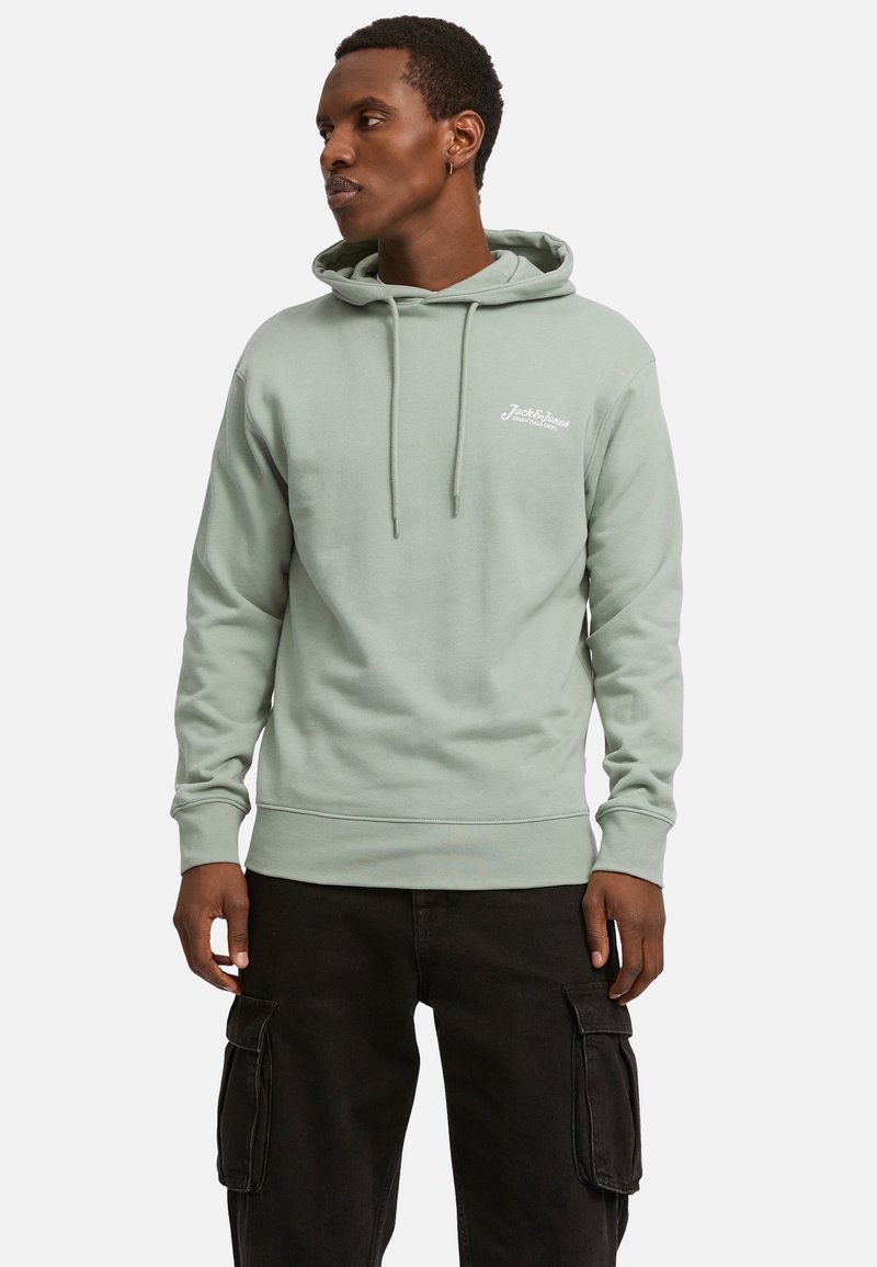 Sudadera verde claro con cordón, puños acanalados y un bolsillo tipo canguro en la parte delantera. Presenta un pequeño logotipo blanco en el pecho.