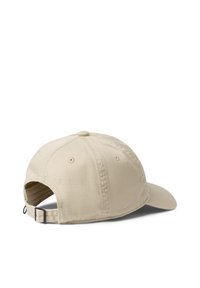Beige bomulds cap med en buet skygge, seks-panel design, ventilerede øjer og et justerbart bånd bagpå. Glat tekstur.