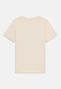 Camiseta de manga corta en algodón beige claro. Cuello redondo, diseño sencillo, textura suave, sin patrones ni acentos. Solo vista posterior.
