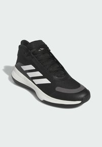 Zwarte sportieve schoen met een gestructureerde bovenkant, witte drie-strepen logo, grijze accenten en een gevoerde zool. Voorzien van traditionele veters.