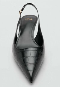 Černá špičatá slingback bota s lesklou krokodýlí strukturou, nastavitelným páskem se zlatou kovovou sponou a hladou vnitřní podšívkou.