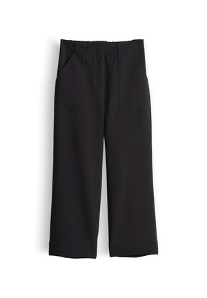 Pantaloni neri a gamba larga, taglio corto, con vita elastica e tasche applicate frontali su sfondo bianco.