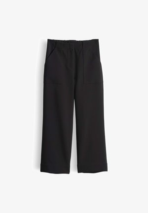 Pantalon large noir raccourci avec une taille élastique et des poches plaquées à l'avant sur fond blanc.