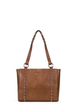 Bolso tote de cuero marrón con tachuelas plateadas en las correas y en la parte delantera, con asas dobles y un pequeño logo de la marca en relieve en la parte frontal.