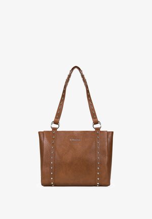 Bolso tote de cuero marrón con tachuelas plateadas en las correas y en la parte delantera, con asas dobles y un pequeño logo de la marca en relieve en la parte frontal.