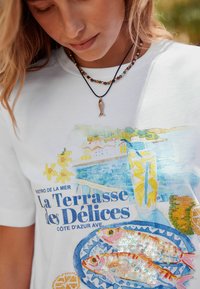 Next HEAVYWEIGHT SHORT SLEEVE CREW NECK - Marškinėliai su spaudiniu - ecru white coastal scene beaded graphic