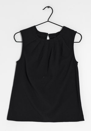 Černý top bez rukávů s plisovaným designem, kulatým výstřihem a zapínáním na knoflíky na zádech, vyrobený z měkkého, strukturovaného materiálu.