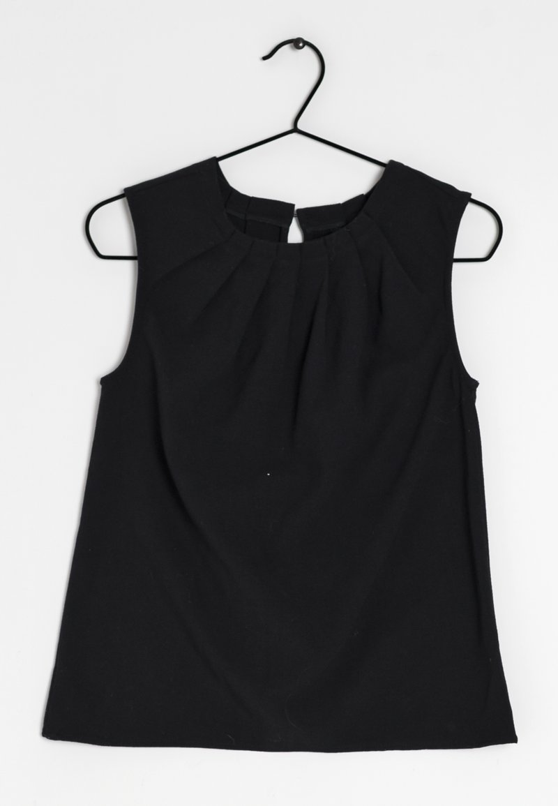 Haut noir sans manches avec un design plissé, un col rond et une fermeture par bouton au dos, fabriqué à partir d'un matériau doux et texturé.