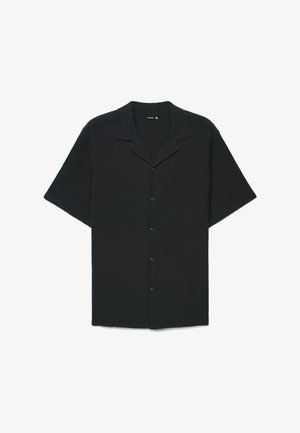 Camicia nera a maniche corte con vestibilità ampia, dotata di colletto, chiusura frontale con bottoni e tessuto strutturato per un effetto di maggiore profondità.