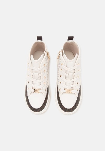 Ζευγάρι λευκά ψηλά sneakers με καφέ διακοσμητική τρέσα, χρυσά μεταλλικά για τα κορδόνια, φερμουάρ στα πλάγια και χρυσές λογότυπες λεπτομέρειες στα κορδόνια.
