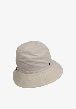 Beige emmerhoed met een zachte, gladde textuur. Heeft een brede, slappe rand en subtiele stiksels. Inclusief een kleine zwarte accentknop.