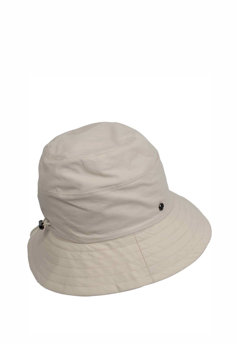 Beige bucket-hatt med en mjuk, slät textur. Har en bred, floppy brätte och diskret sömnad. Inkluderar en liten svart accentknapp.