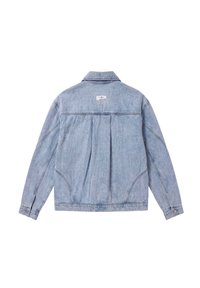Veste en jean bleu clair vue de dos avec des manches longues, un pli au centre et un petit logo rectangulaire près du col.
