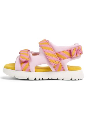 Różowo-żółte dziecięce sandały z regulowanymi paskami, żółtą wyściełaną wkładką i białą teksturowaną podeszwą, ukazane z boku.