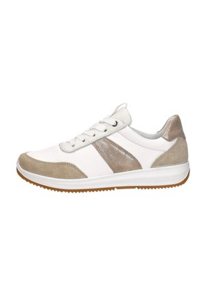 Witte lage sneaker met beige suède en metalen accenten, witte veters en een rubberen zool, gezien van opzij.