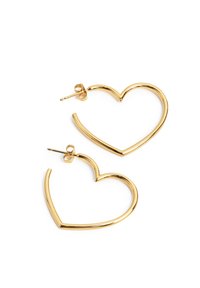 Pendientes de aro en forma de corazón dorados con un acabado suave y pulido y un diseño delgado; cuentan con una parte posterior de poste para un uso seguro.