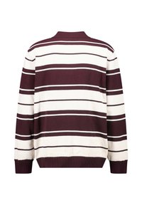 Bordeaux en witte gestreepte gebreide trui met een geribde kraag en manchetten. Heeft horizontale strepen van verschillende breedtes. Zachte textuur.