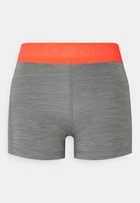 Szare spodenki sportowe z teksturowanej tkaniny, z kontrastującym, jasnopomarańczowym elastycznym pasem z napisem "NIKE". Bez kieszeni i widocznych szwów.