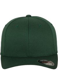 Groene katoenen baseballpet met een gestructureerd ontwerp, platte rand, zes panelen, ventilatiegaten en een plastic label aan de voorkant.
