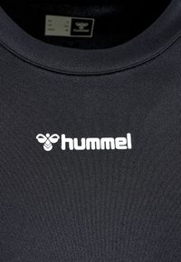 Zwart sportshirt met wit "hummel" logo en bijenembleem gedrukt onder de kraag.