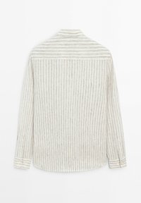 Långärmad skjorta med vertikala beige och ljusgrå ränder, visar baksidan med rak nederkant och knäppta manschetter.
