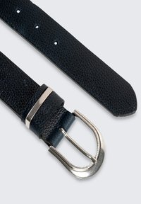 Cintura in pelle nera texturizzata con fibbia in metallo argentato e asola, dotata di numerosi fori per la regolazione e termine affusolato.