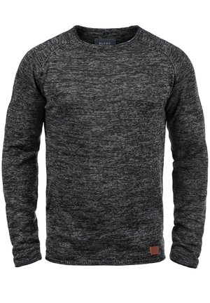 Pull tricoté gris foncé chiné à manches longues, col rond, manches raglan et petit patch de marque marron à l'ourlet.