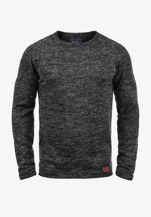 Pull tricoté gris foncé chiné à manches longues, col rond, manches raglan et petit patch de marque marron à l'ourlet.