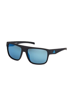 Schwarze Sonnenbrille mit rechteckigem Rahmen, blau getönten Gläsern und kleinem blauem Logo am Bügel, auf weißem Hintergrund gezeigt.