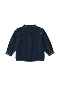 Tummansininen kauluspaita pitkillä hihoilla, klassinen kaulajuttu ja napilliset hihansuut. Sisältää keskiselän laskoksen ja lievät kulutustiedot.