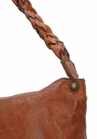 Borsa a spalla in pelle marrone con tracolla intrecciata, caratterizzata da una superficie testurizzata e un dettaglio decorativo a forma di pulsante a raggi dorati.